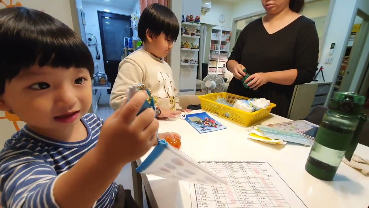 開學前夜檢查孩子作業，英文沒背完，收書包發現學業御守也失蹤了｜咚2y1m24d 桐8y10m