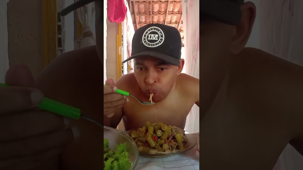 Macarrão com frango e quiabo 