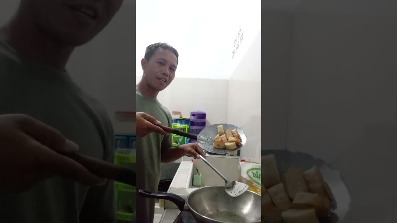 Goreng bata atau kerupuk basah khas Kalimantan. 