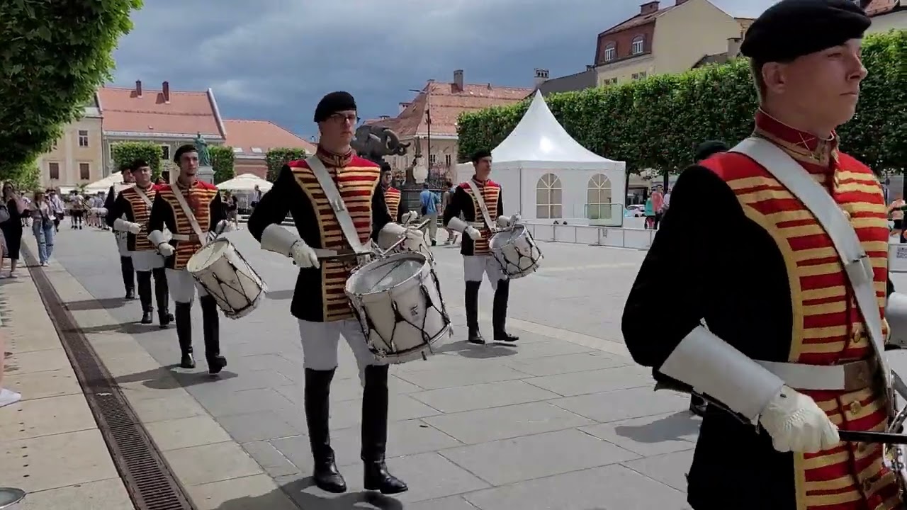 Das Kärntner Trommlerkorps am Weg in die United World Games-Arena am Neuen Platz.