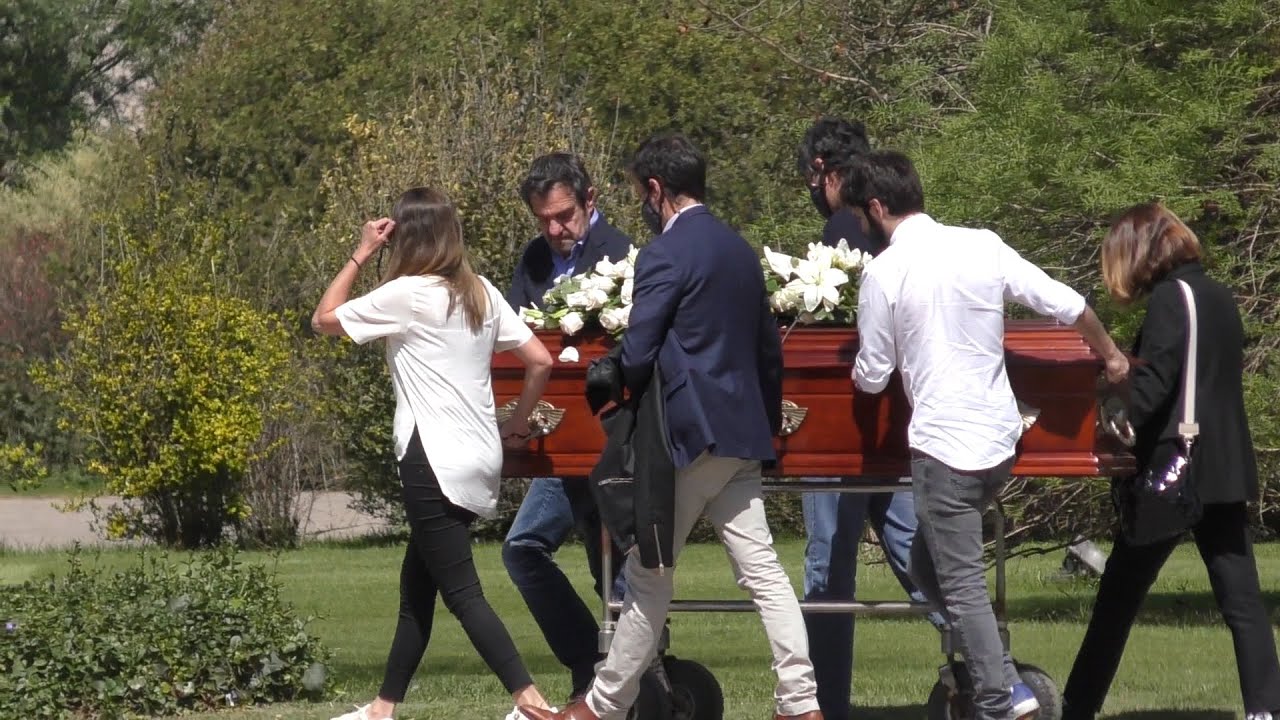 Despidieron los restos de Elsa Serrano en el Jardín de Paz de Pilar. #ElsaSerrano