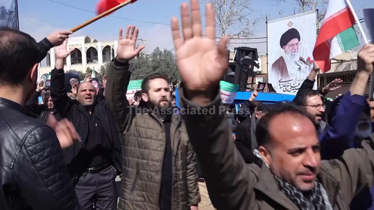 Fieles asisten celebran la oración del viernes en Teherán mientras siguen los ataques en Irán