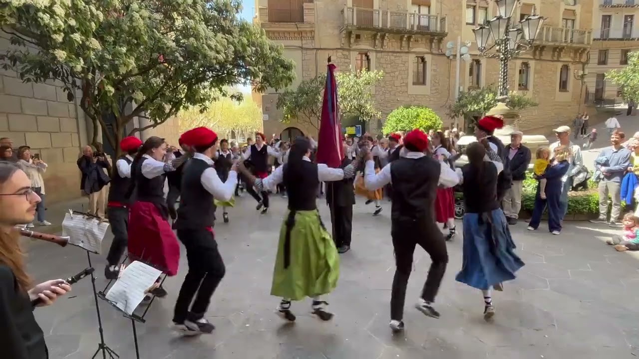 09 Caramelles Solsona 2025 - La Bolangera de Solsona - Esbart també canta l'ocellada - Plaça Palau