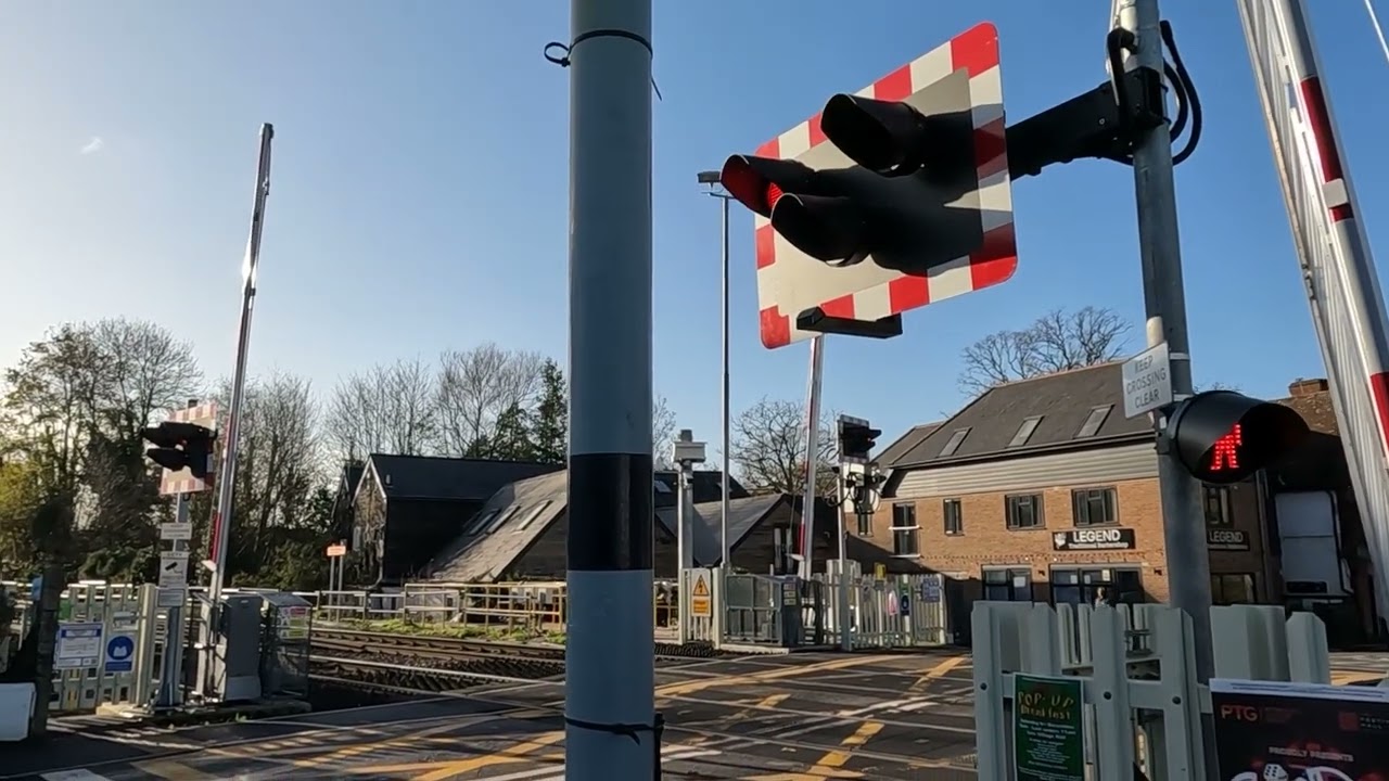 Liss Level Crossings Princess Bridge, Liss Common and Liss Station with @Harbey-moob123 @MTrains 