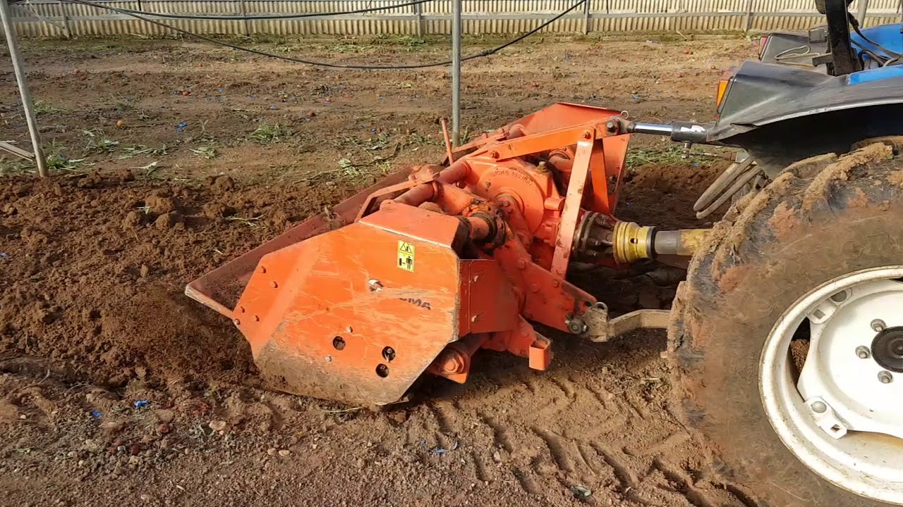 New Holland T3030 con vangatrice Sicma 145 in serra