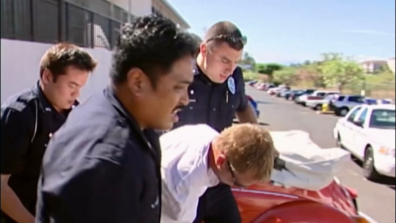 Cops Tv show Maui Hawaii. Police chase leads to foot pursuit. (2003).