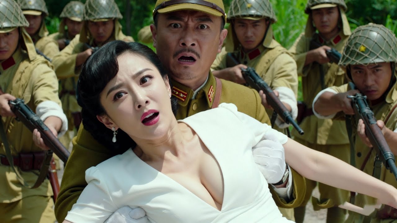美女碰瓷日軍獲取重要機密，下一秒竟偽裝成服務生，闖進去刺殺日軍軍官！#抗日