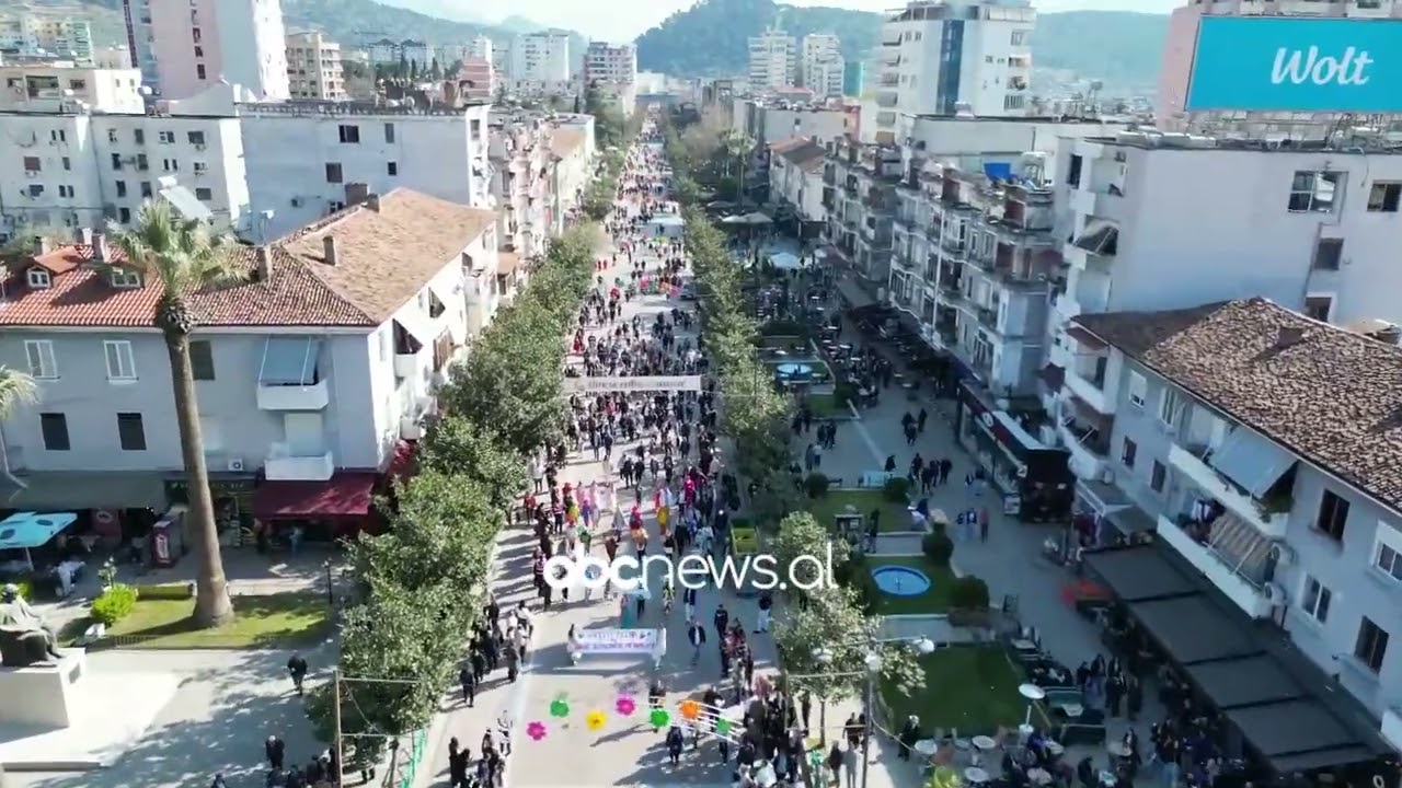 Dita e Verës, atmosferë festive në Elbasan/ Festë dhe ballokume, mijëra qytetarë në shesh