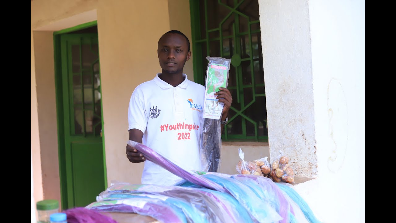 Rutana/ Willy Tuyisenge, financé par PAEEJ fabrique des mèches à base de bananes. 600 mille Fbu/mois