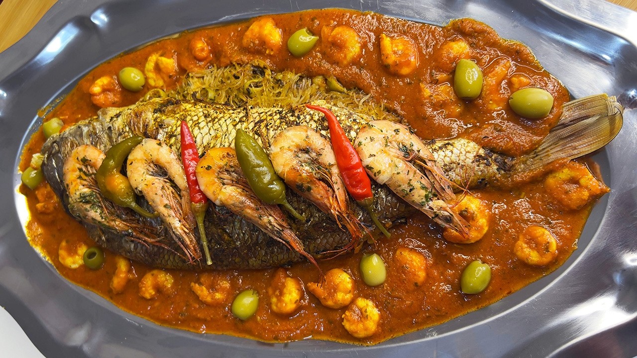 حوتة في الفران 🐟 محشوة بالشعرية الصينية بصلصة هائلة تحمر ليك الوجه قدام ضيافك  👩‍👩‍👦‍👦