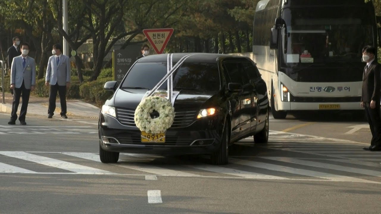 Hearse carries body of late Samsung chief Lee Kun-hee | AFP