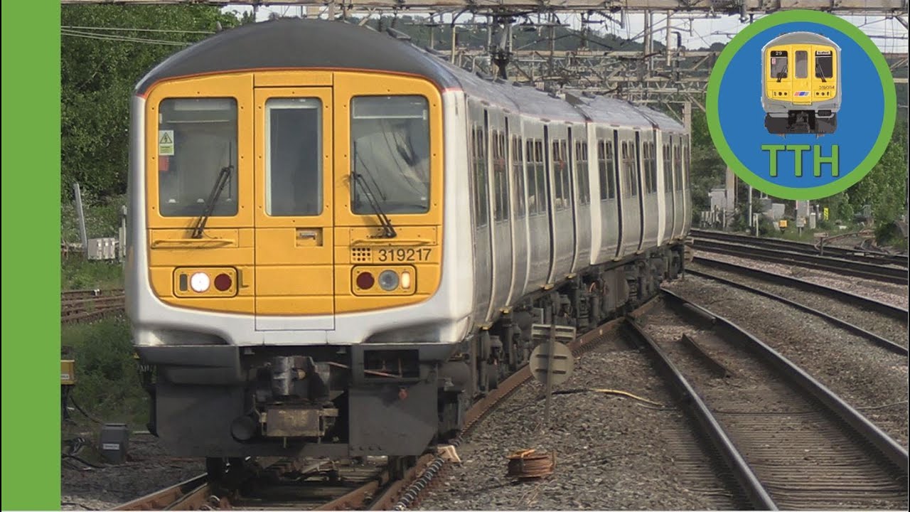 12 car Class 319 arrives at Watford Junction