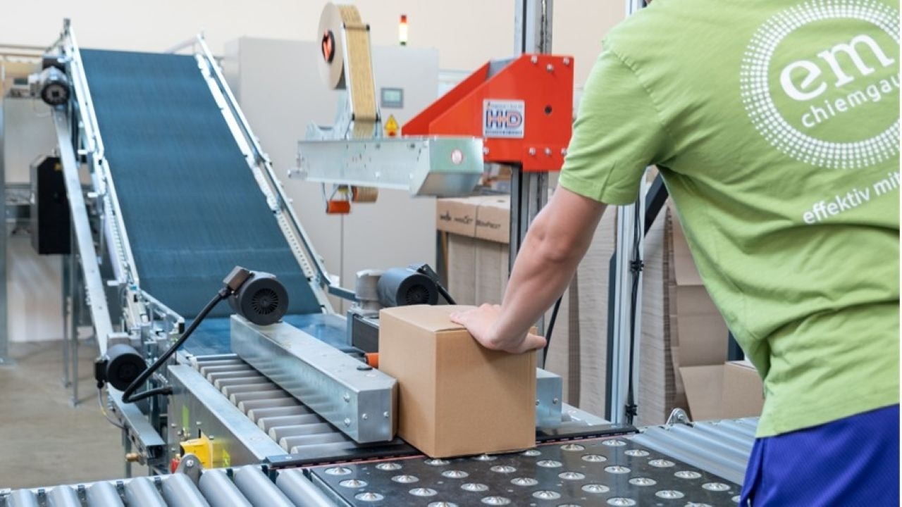 Verpackungslinie mit 4 Packplätzen für Online-Versandhändler
