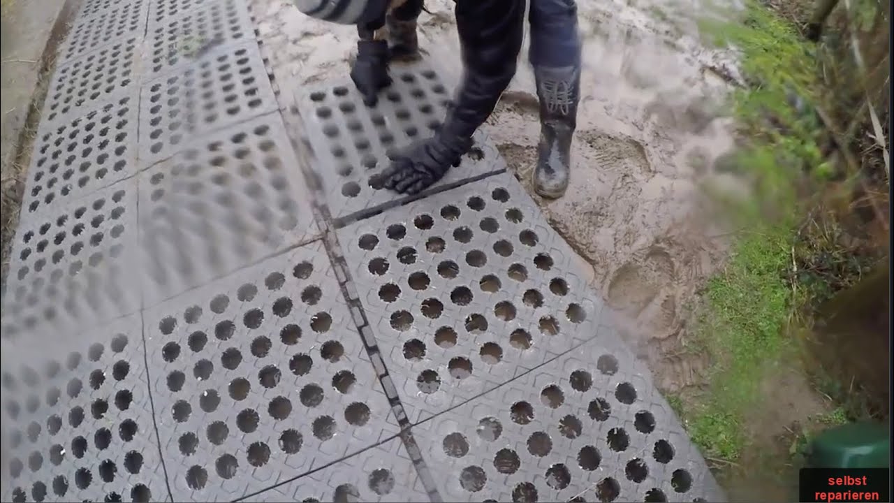 Paddockplatten für die Pferde im Matsch verlegen (ohne Unterbau)