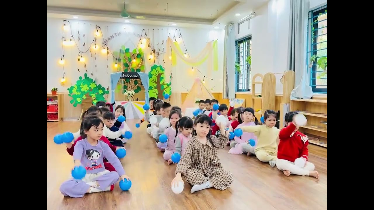 🎶🌈 “Các con lắng nghe tiết tấu, hòa mình vào âm nhạc và vận động với những quả bóng đầy màu sắc