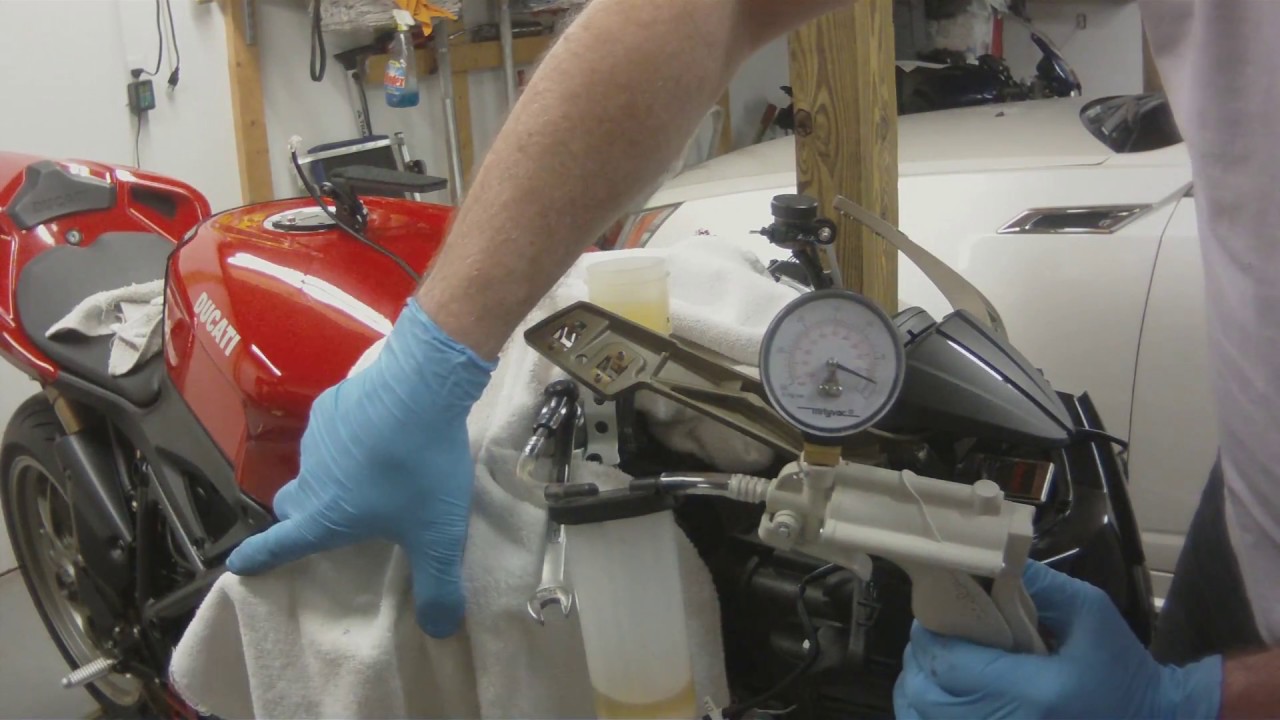 Ducati 1198 1098 848 Прокачка переднего тормоза