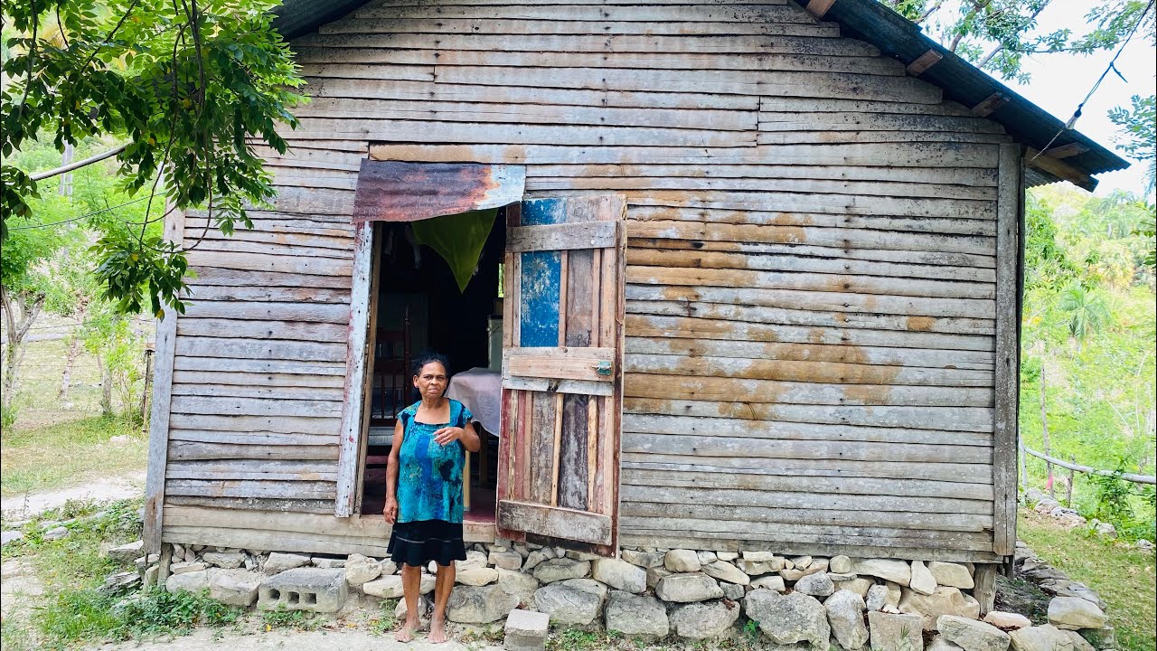 VIVEN SOLOS DEBAJO DE LA MONTAÑA EN EL CAMPO CANTABRIA,PUERTO PLATA,REPUBLICA DOMINICANA