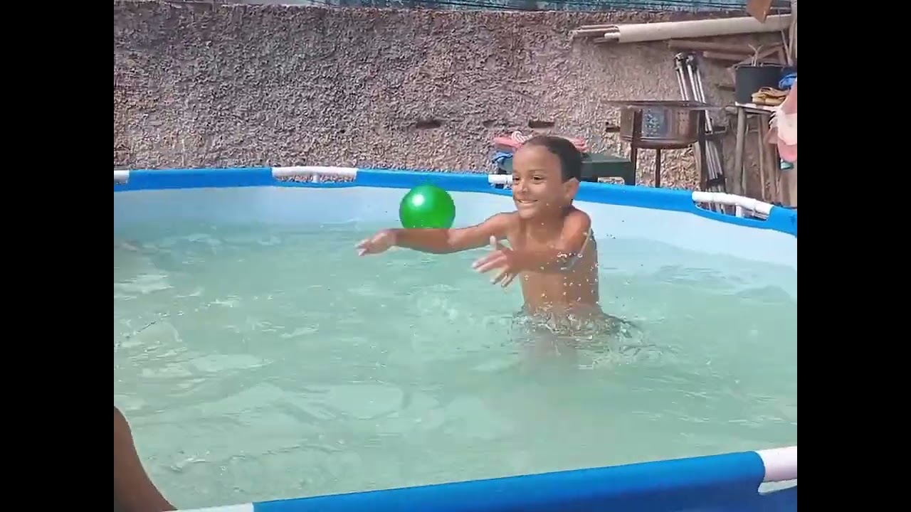 Curtindo uma piscina com a família 🥰