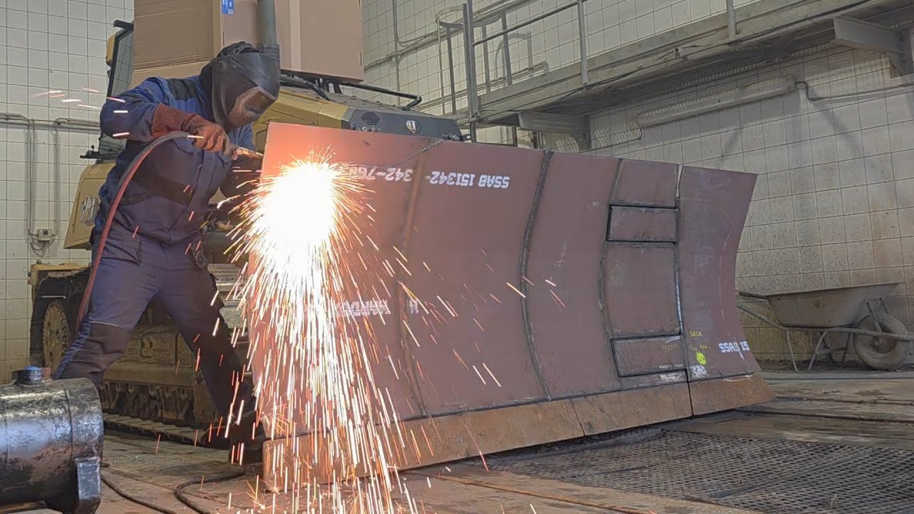 Vložkovaní Hardoxem radlice dozeru CAT D4. Hardox lining for Cat D4 rear blade.