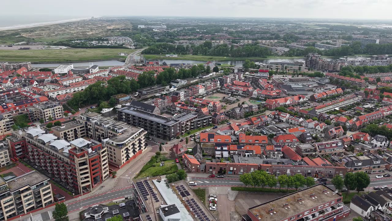 Dronebeelden van Katwijk aan zee, omgeving centrum (4K)
