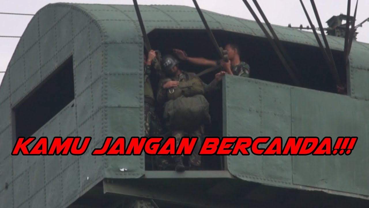 TARUNA AKMIL MELAKSANAKAN LATIHAN TERJUN PAYUNG DI PUSDIK KOPASSUS.