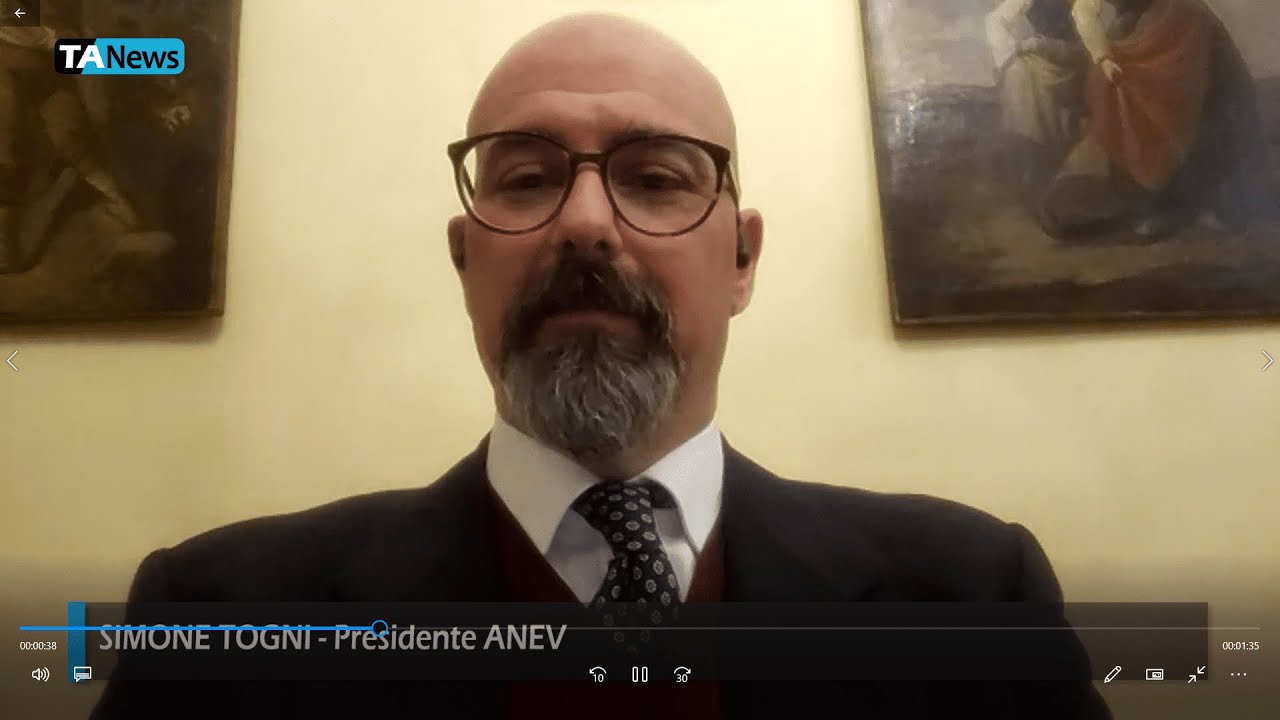 Vittorio Sgarbi contro gli impianti eolici, la risposta di Anev