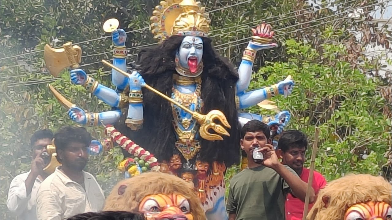 అమ్మవారి అలంకారం: లోకపావని అయిన కాళికా దేవిని రకరకాల పుష్పాలతో, పట్టు వస్త్రాలతో మరియు ఆభరణాలతో అత