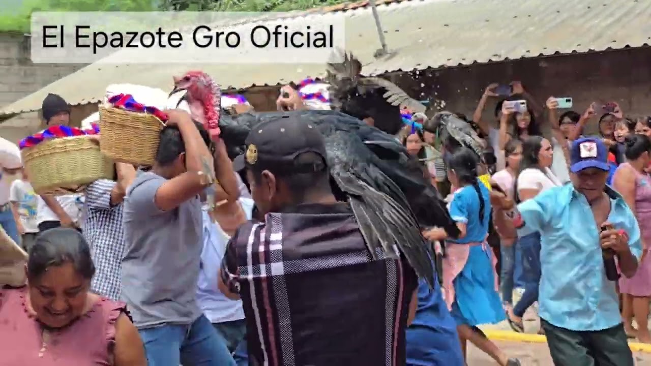 El tradicional baile del guajolote en El Epazote, Guerrero.
