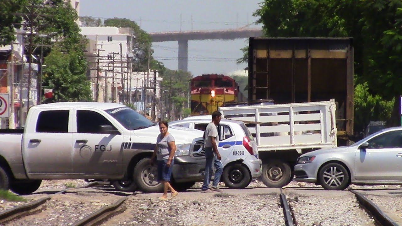 Imprudentes no se percaron que venia otro tren despues del que paso! Encuentro de trenes de KCSM