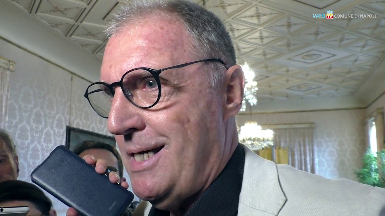 A Ruud Krol, leggenda del calcio napoletano, la medaglia della città