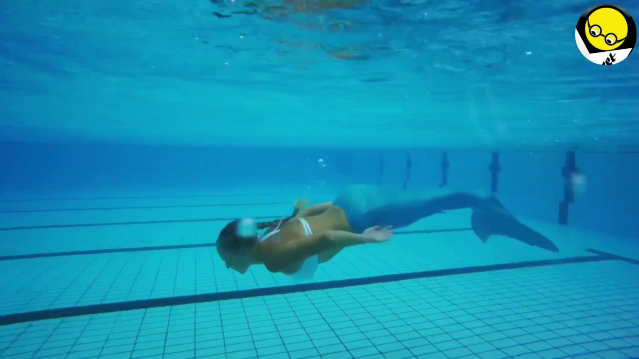 Wie eine Meerjungfrau schwimmen mit einer Flosse | INTERVIEW