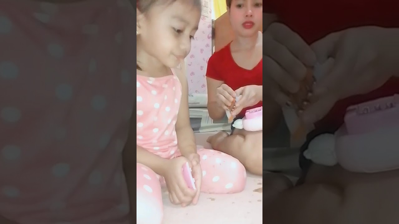 Tuwang tuwa Ang bata Ng dumating Ang kanya g laruan.