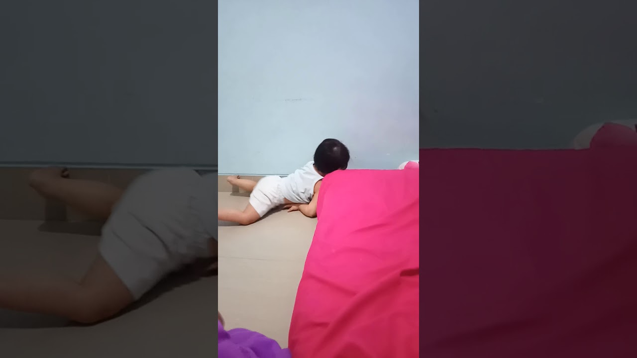 ekspresi bayi lucu saat pup