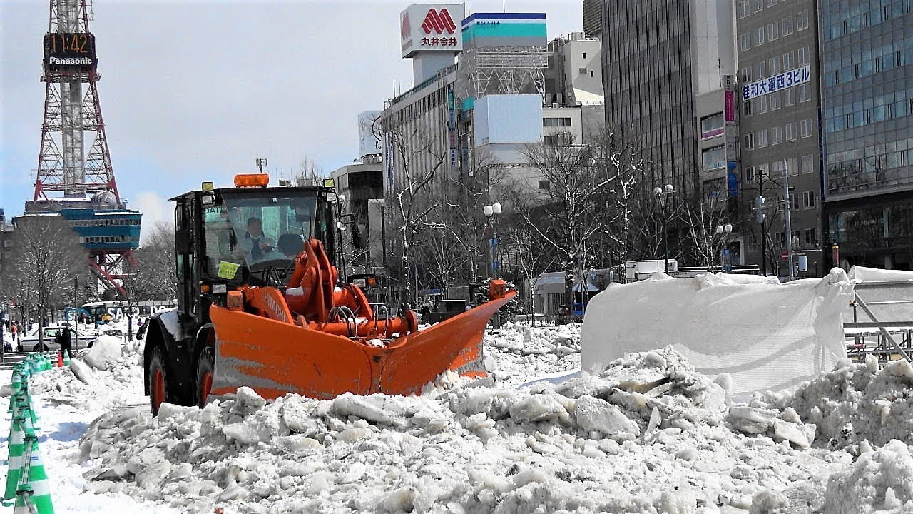 除雪ドーザ・ホイール式 油圧ショベル による 園路の除雪 ！