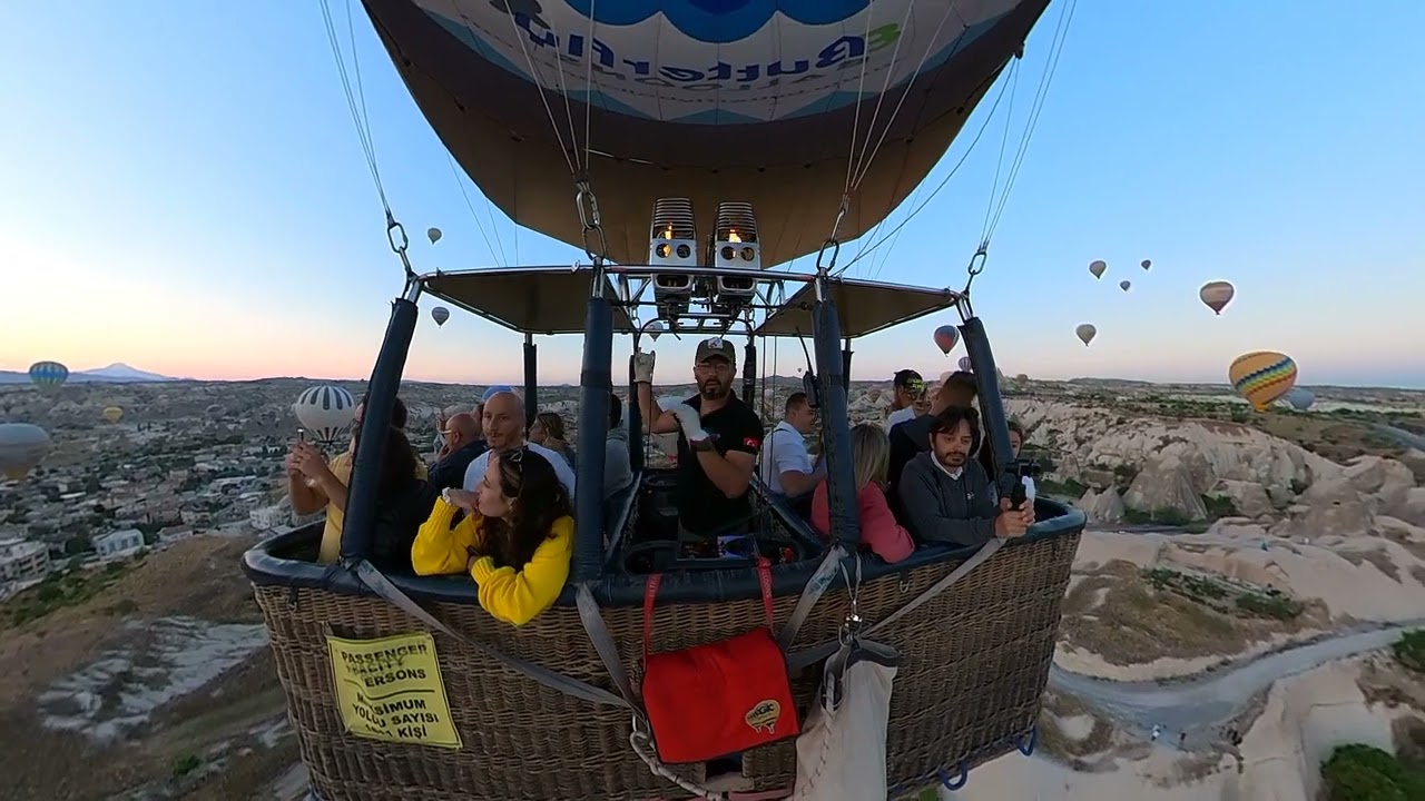 Volo in mongolfiera all'alba sulla Cappadocia