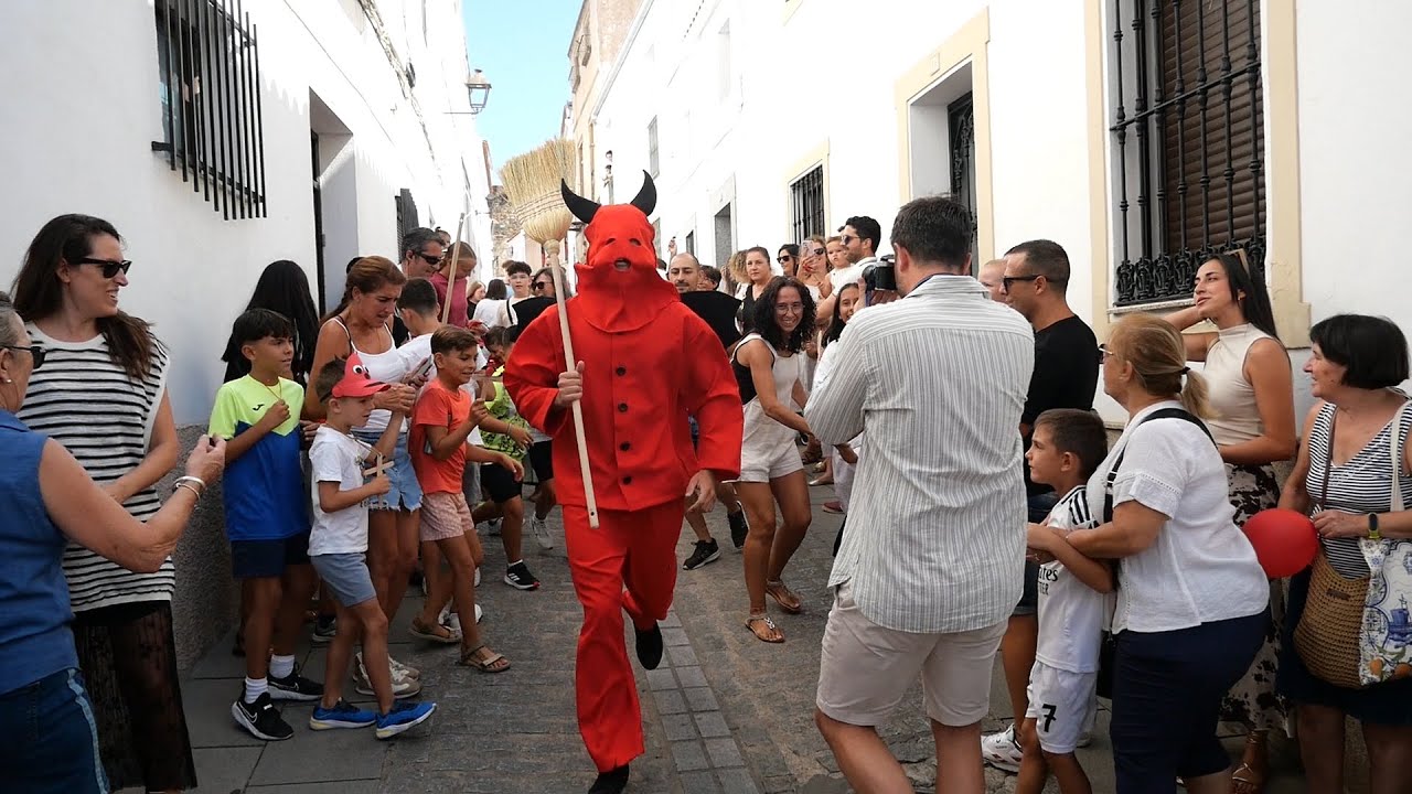 La Salida del Diablo llena de emoción, alegría y tradición las calles de Jerez de los Caballeros