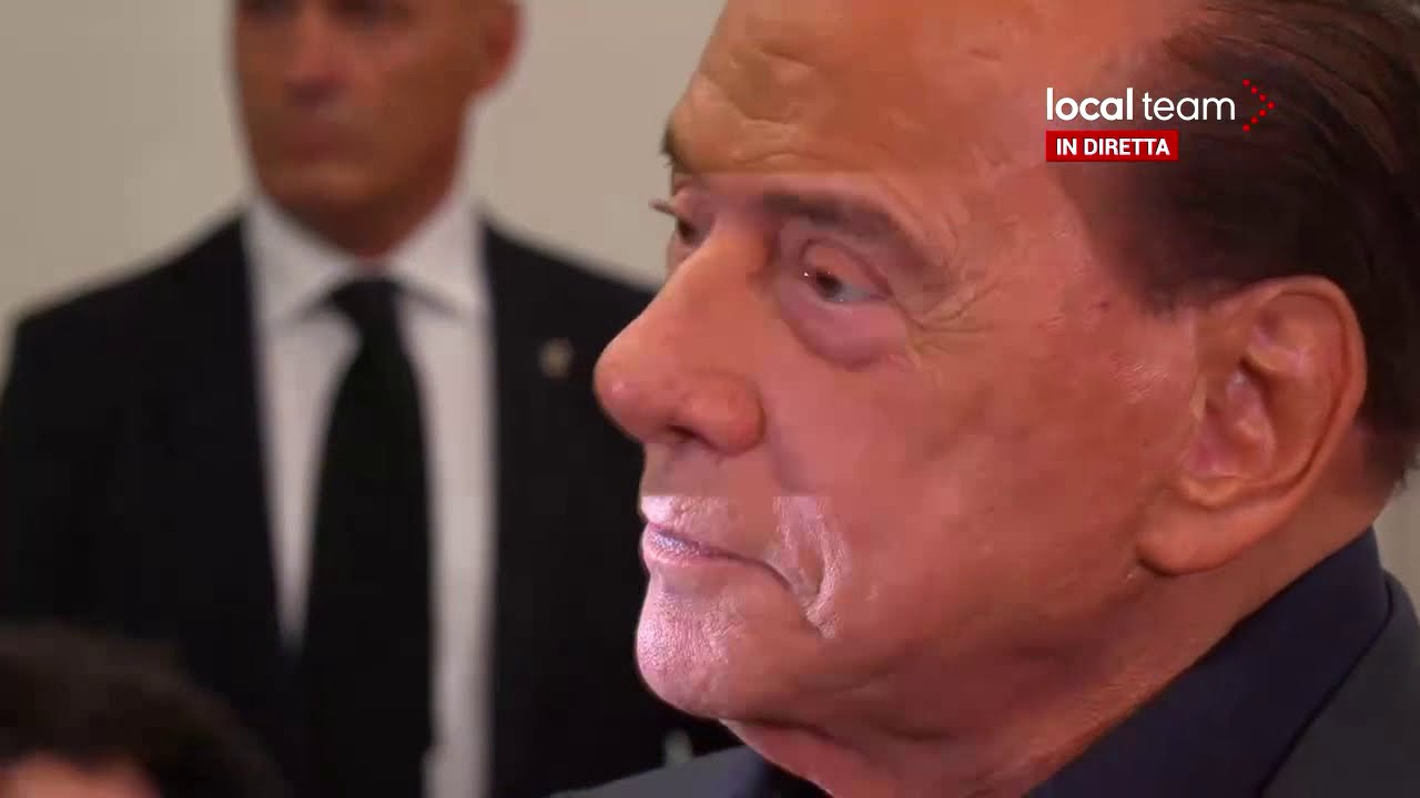 LIVE Milano, Berlusconi al seggio elettorale