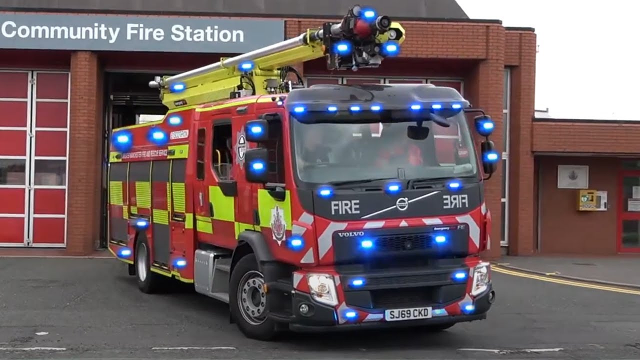 *TWO TONES AND RUMBLER* Emergency One Scorpion And Water Ladder Turnout From Salford Fire Station