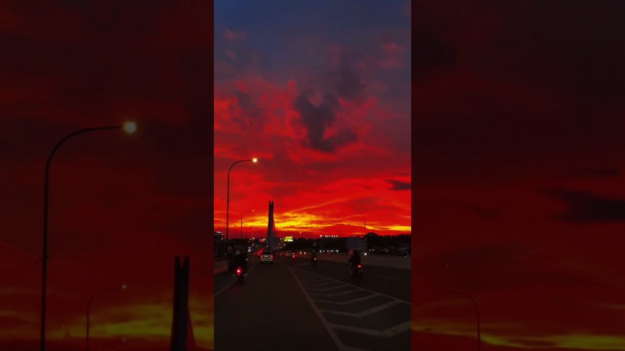 Punya kenangan apa di #bandung #short #viral #suasanakota #suasanaperjalanan #videobandung #sunset