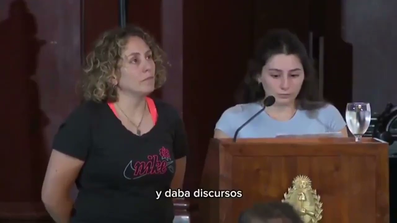 Anet Jazmín Carro, de 18 años, leyó un texto de retractación por la acusación hacia su padre.
