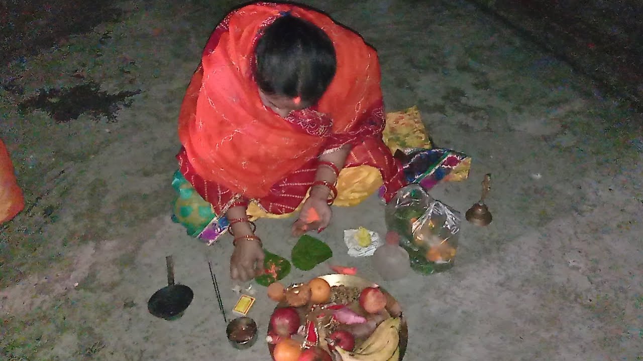 Char Diye Char Bati Char Chauth Ke Raat Ghadi Ghadi Ghant Baje Yehi Chauth Ke Raate