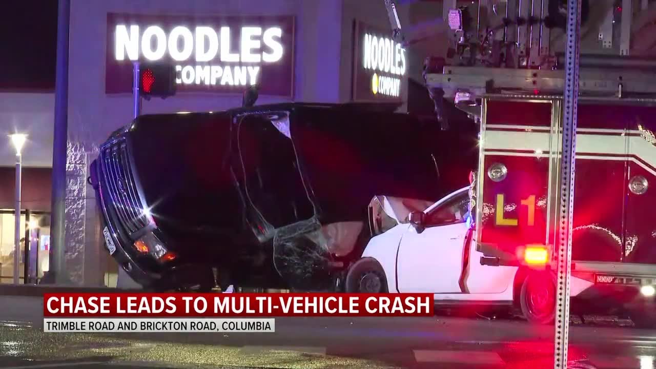 Police chase ends in crash outside a Columbia shopping center