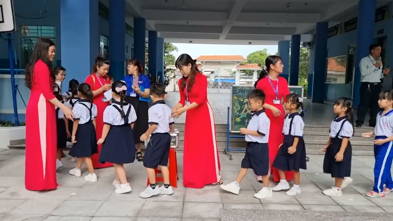 Đóng góp hỗ trợ đồng bào miền Bắc bị ảnh hưởng bão số 3 - Yagi. Ngày 16/9/2024