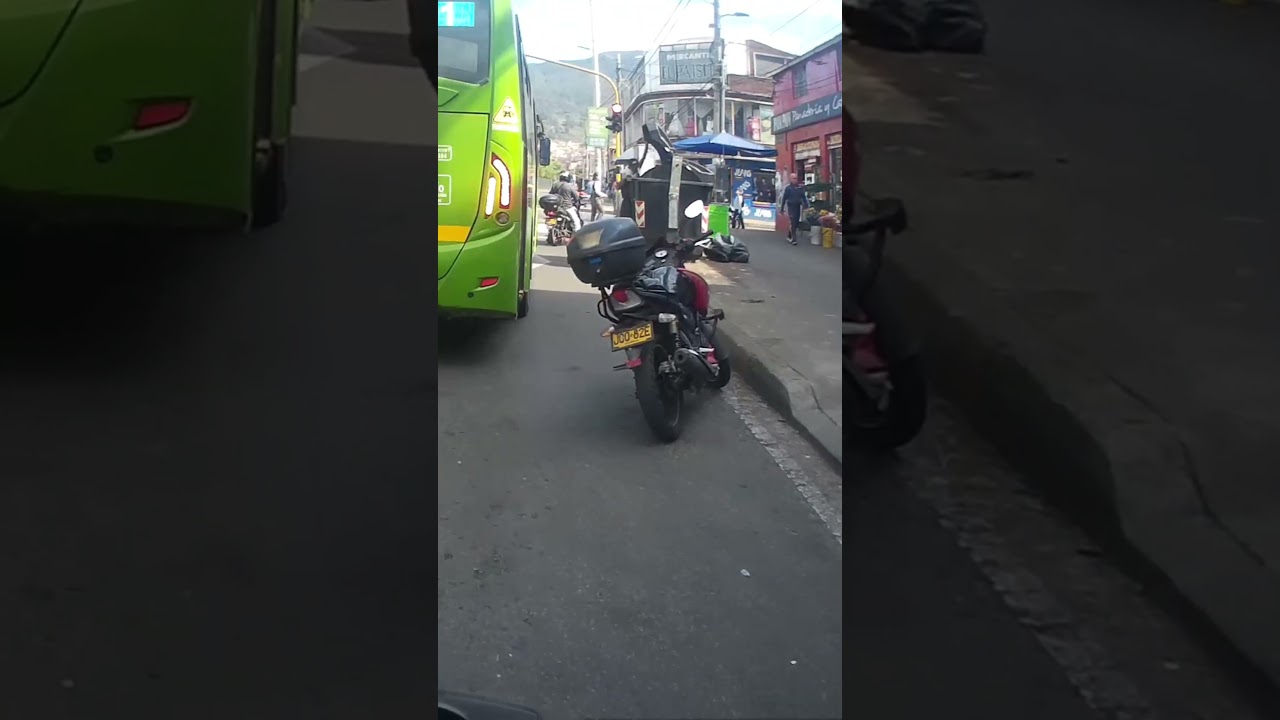 Motos mal estacionadas #short #MotosEnLaCalle #EstacionamientoCa&oacute;tico #CaosVial #MotosMalEstacionada