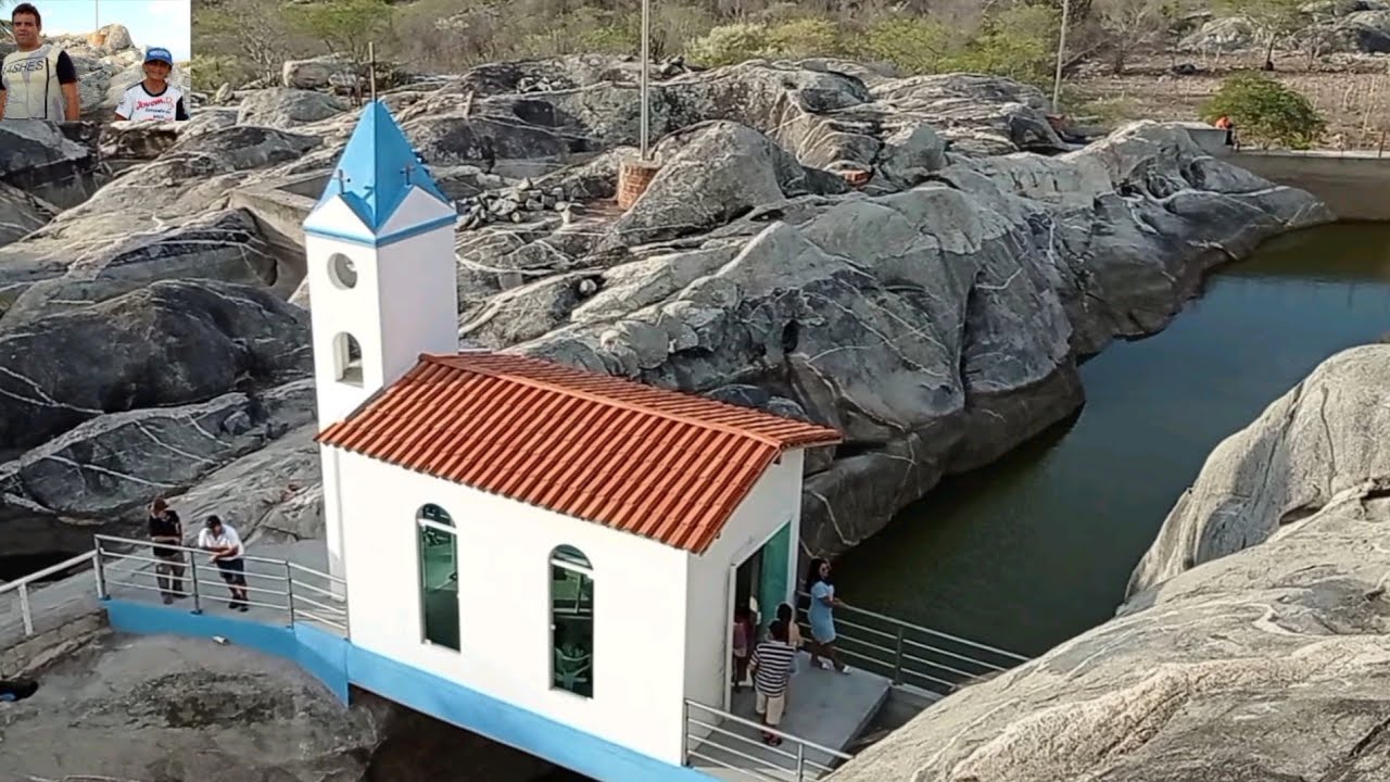 ERGUIDA SOBRE UMA ROCHA.   SÍTIO LAGOA DE PEDRA BREJO DA MADRE DE DEUS-PE. ENCANTO DAS PEDRAS