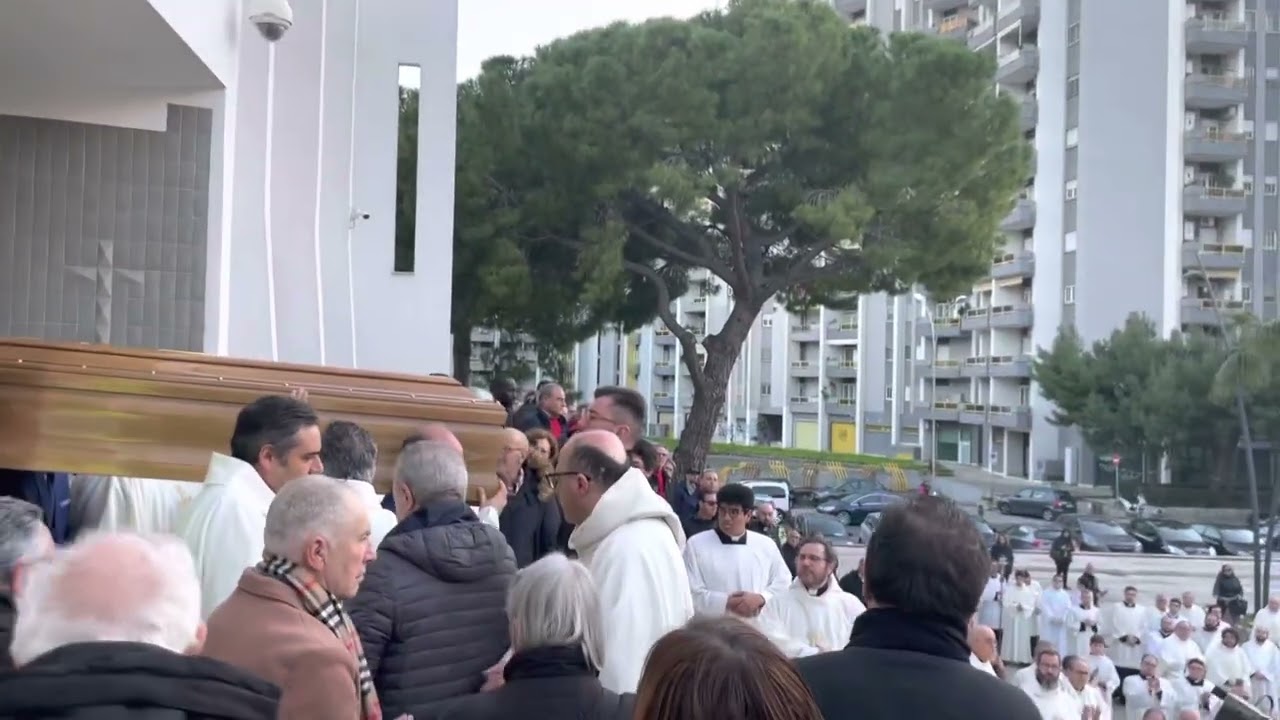 Ultimo saluto all’arcivescovo emerito Monsignor Benigno Luigi Papa davanti alla Concattedrale