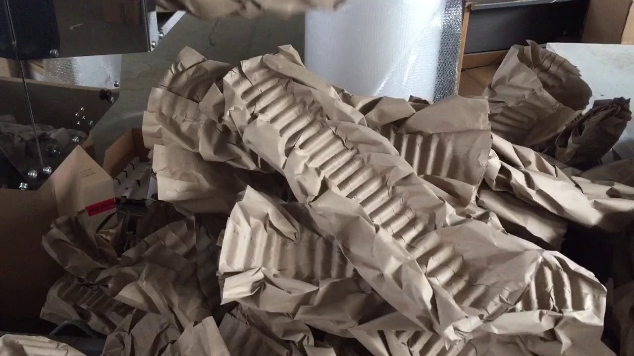EASY PACK Maschine im Einsatz - Papierpolstermaschine - Pakete perfekt polstern Luftpolster