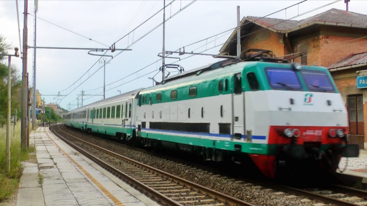 Treni in transito nella stazione Palombina di Ancona \ Palombina Railways Station