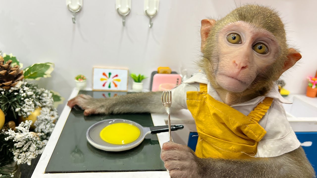 Monkey Baby Bim Bim идет в супермаркет, чтобы купить кухонную утварь и ест яйца со щенком