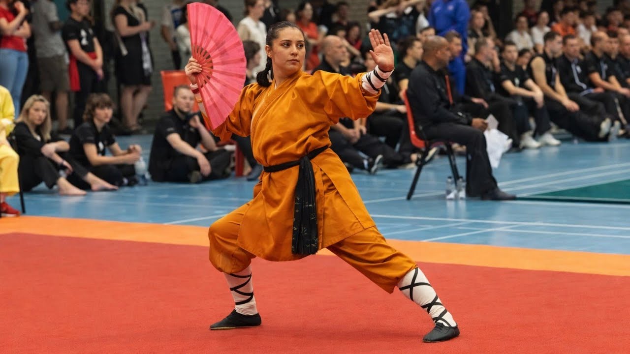 Shaolin Waaier Fan Form | Martial Arts | Laura Bonthuis